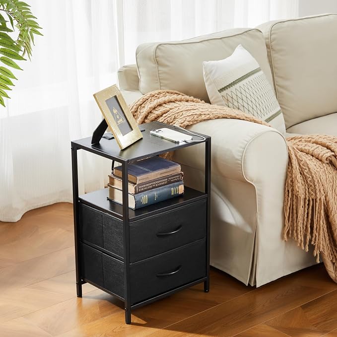 Mesita de noche con estación de carga, mesa auxiliar lateral con puertos USB y tomacorrientes, recámara con cajones de tela con estante abierto, moderno, negro, 2 unidades