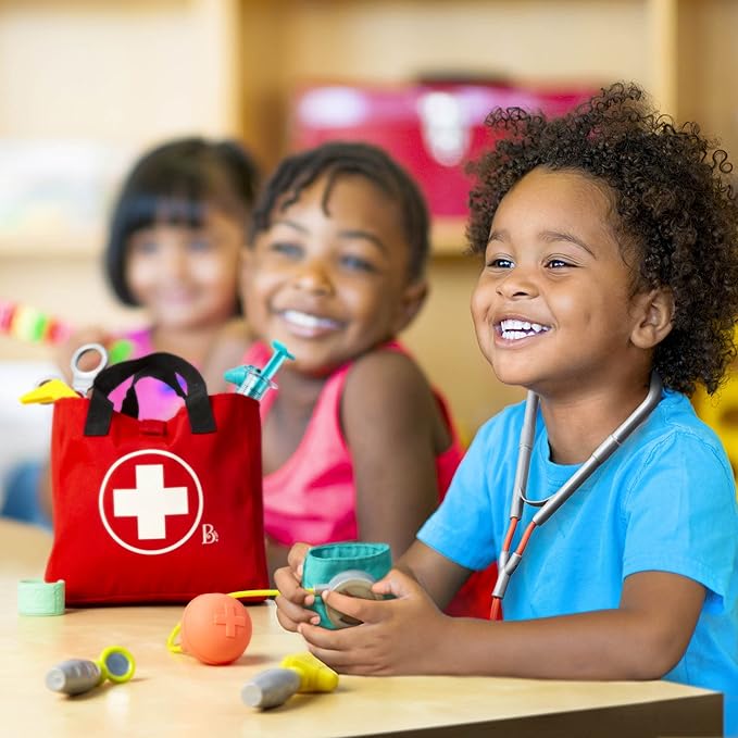 B. toys Mini kit de cuidado médico con herramientas realistas para niños pequeños y niños - Juguetes educativos para juegos de rol y juego imaginativo - Incluye bolsa médica y accesorios - Más de 18 meses
