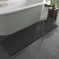 Alfombra de baño MontVoo con base de goma antideslizante, de secado rápido, absorbente y delgada. Se adapta debajo de la puerta. Superficie de gamuza sintética. Alfombra de ducha para colocar frente a la bañera o ducha. Gris oscuro, 43 x 150 cm.