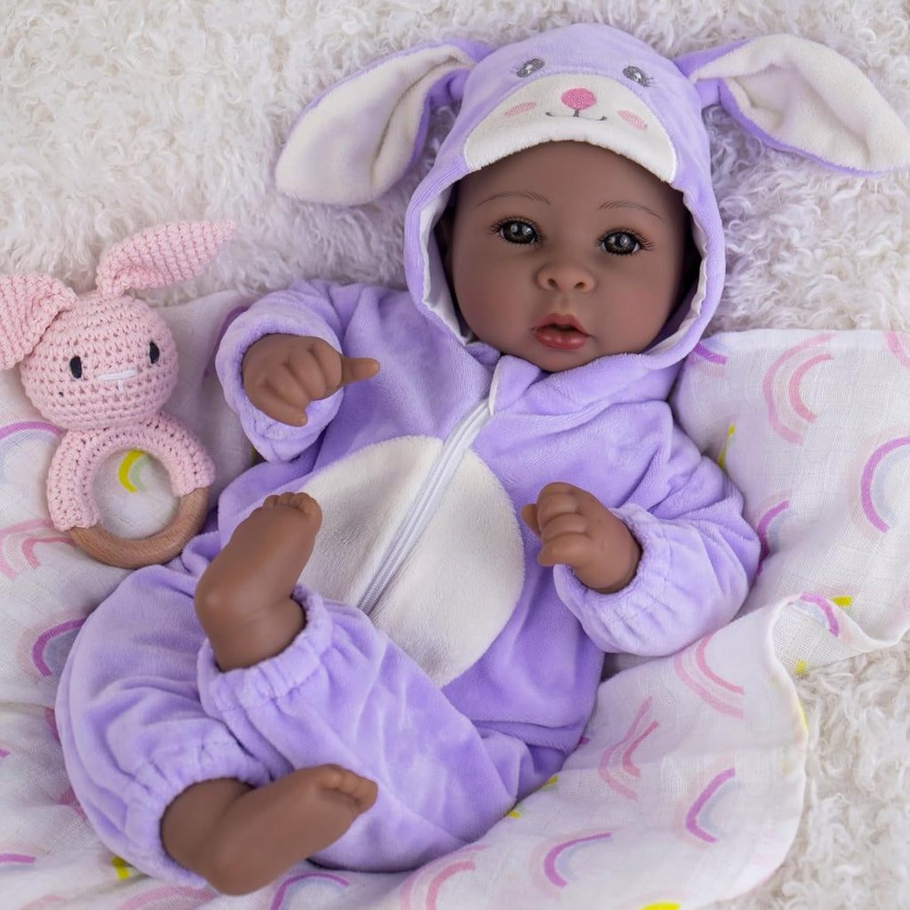 Muñecas bebé Aori negras realistas de 17 pulgadas con cuerpo suave y realista que parecen reales. Incluye kit de alimentación. Regalo ideal para niños, cumpleaños y juegos de simulación. 