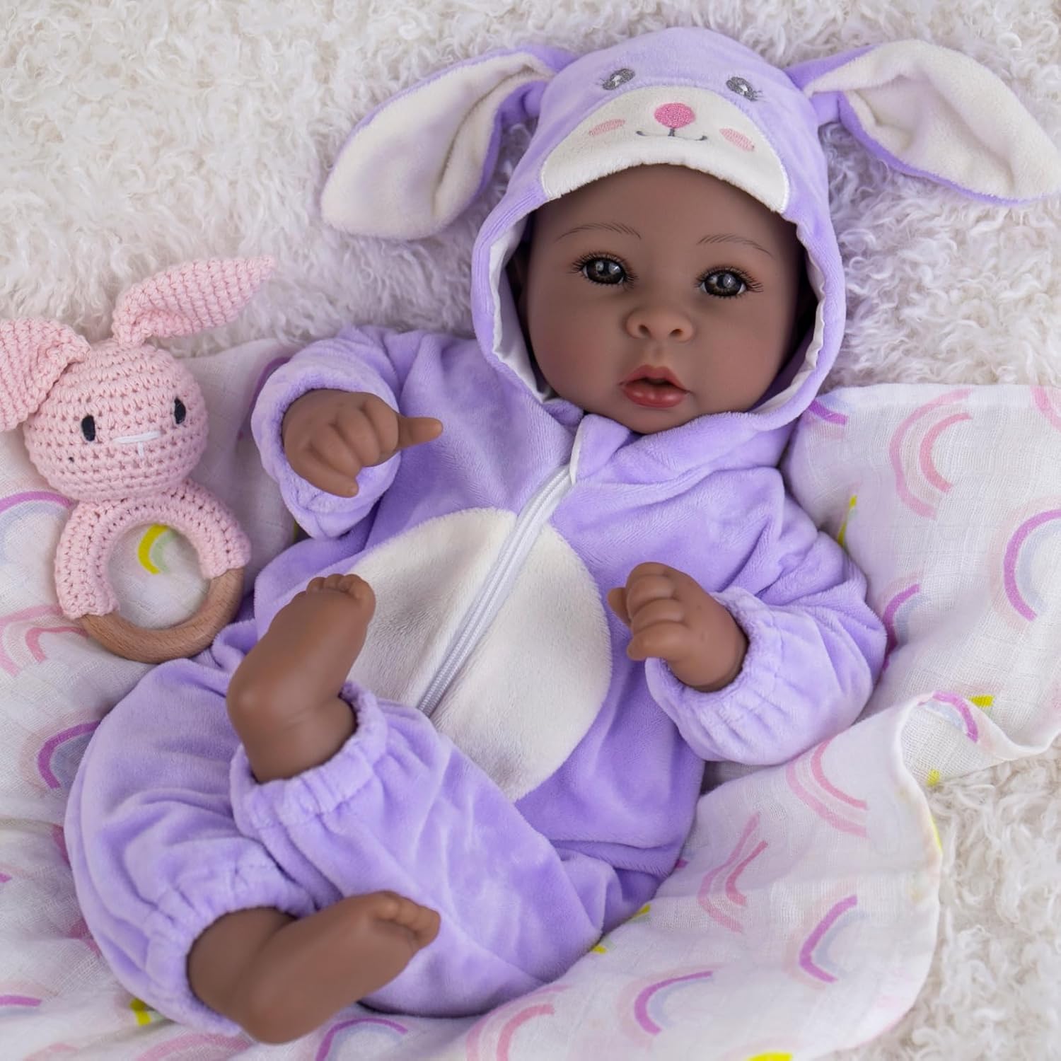 Muñecas bebé Aori negras realistas de 17 pulgadas con cuerpo suave y realista que parecen reales. Incluye kit de alimentación. Regalo ideal para niños, cumpleaños y juegos de simulación. 