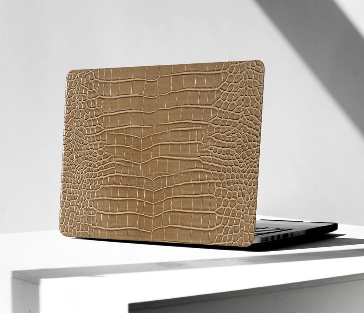 KEROM Funda para MacBook Air 13'' M2 M3 M4 M5 – Carcasa Rígida Piel Sintética Textura Cocodrilo, Marrón