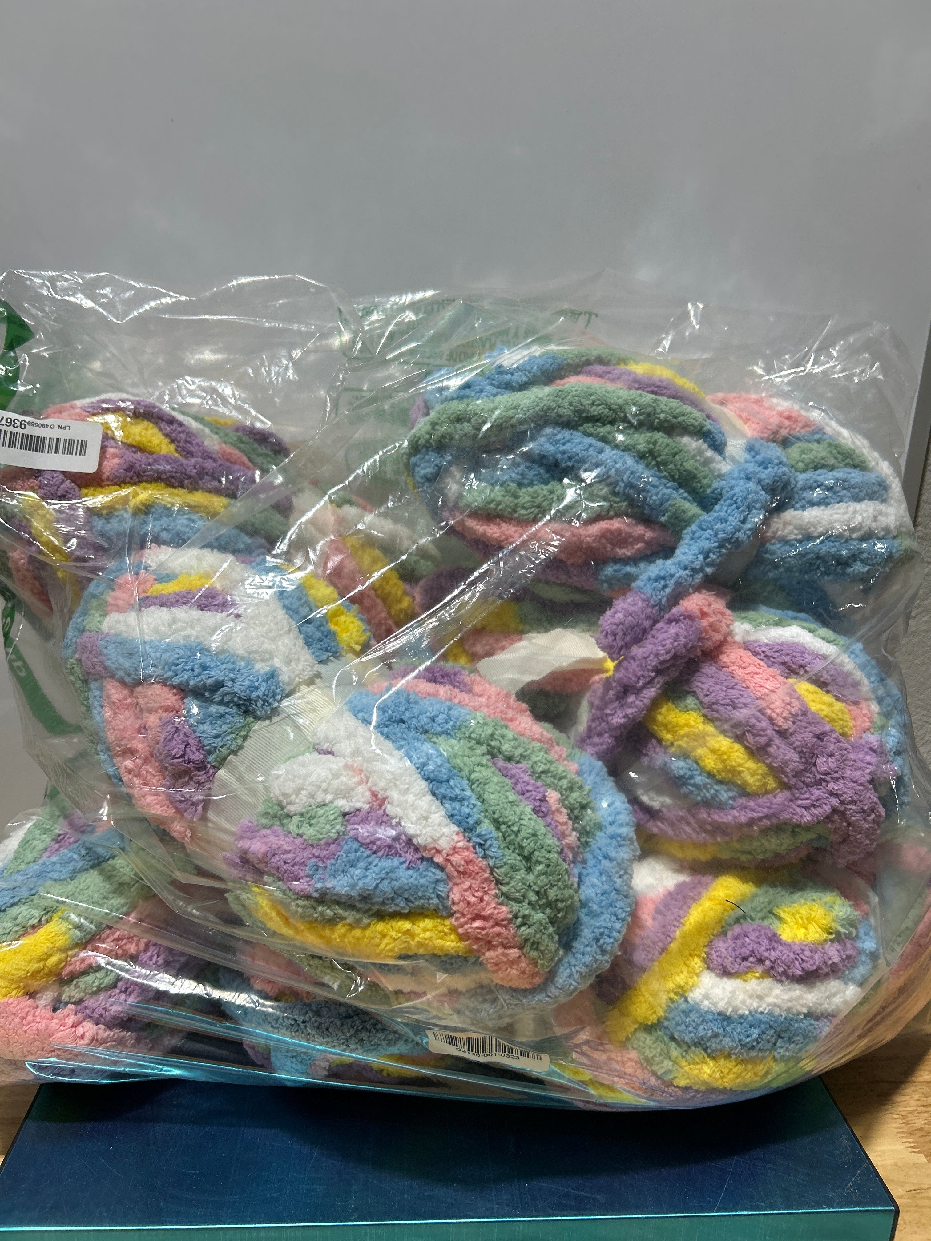 HOMBYS #10 Chunky Tie Dye Mix Chenille Yarn para tejer a mano, hilo jumbo supervoluminoso para crochet, hilo suave de felpa de 3/4" de grosor para mantas, paquete de 8 madejas (26 yardas / 7.5 oz cada una) Arcoíris 