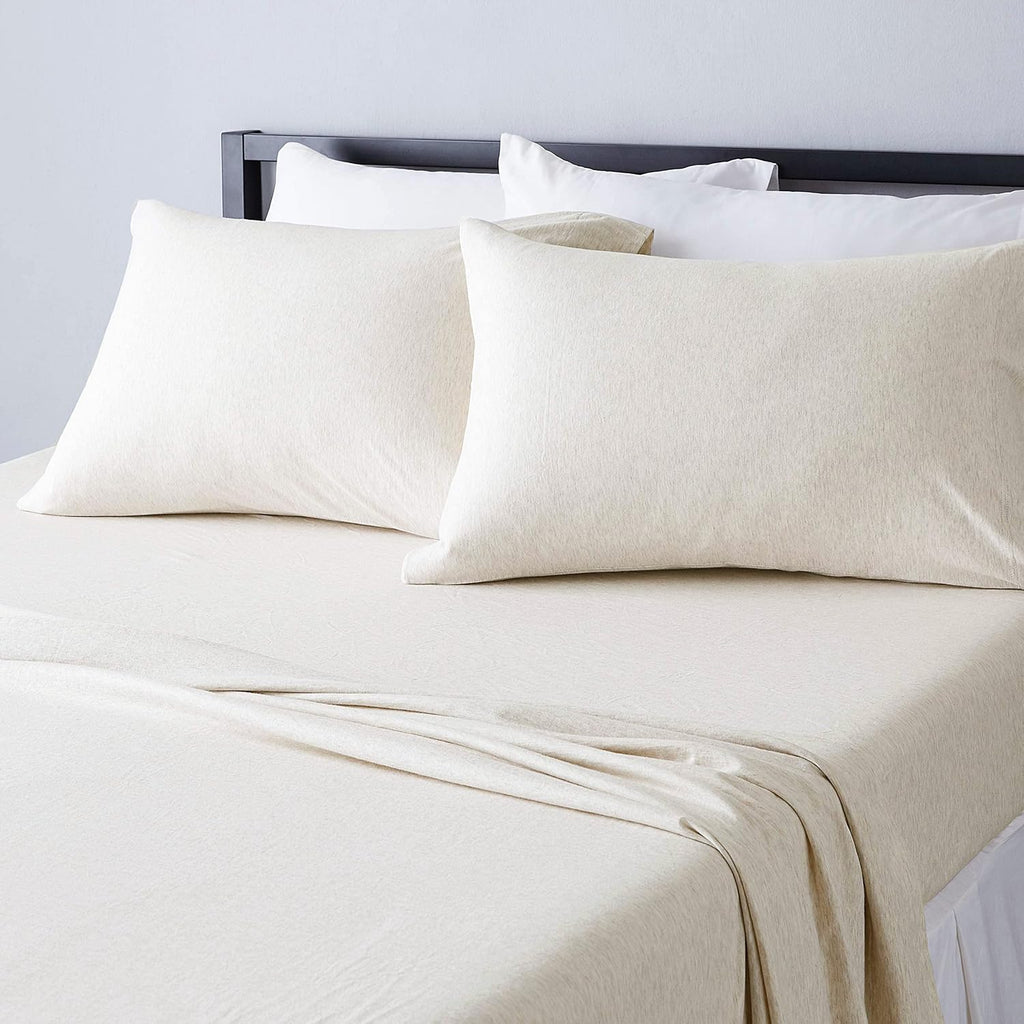 Amazon Basics Juego de sábanas de 4 piezas, 100% algodón jersey, incluye sábanas super suaves, encimera y bajera, fundas de almohada, tamaño King color avena, diseño sólido