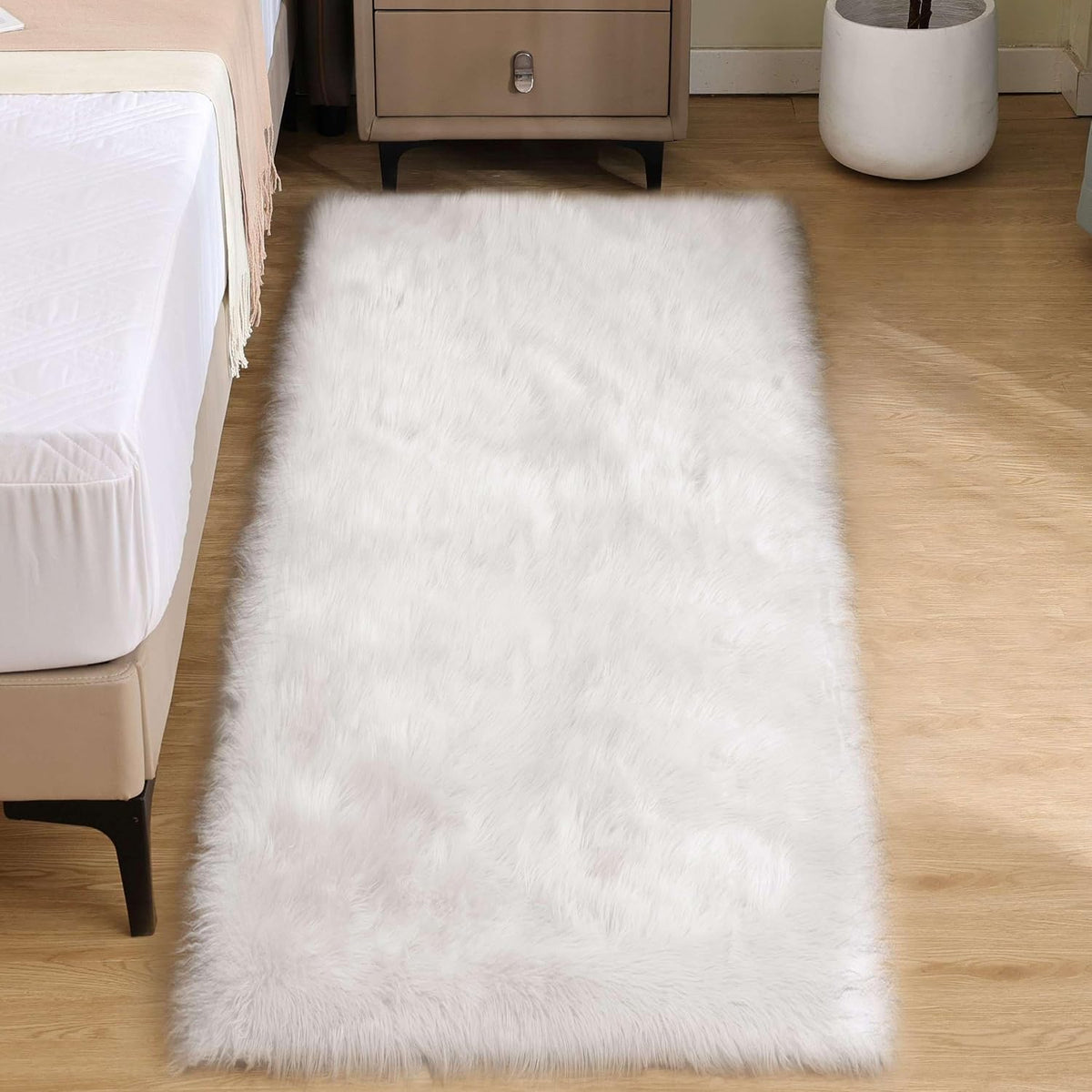 Alfombra Gooela blanca de piel sintética de 2x6 pies, alfombra de piel sintética de oveja para dormitorio, alfombra mullida y peluda para mesita de noche, alfombra rectangular lavable de felpa.