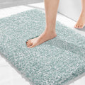 Alfombras de baño Yimobra de 32 x 20 pulgadas, ultrasuaves y absorbentes, antideslizantes, de microfibra, gruesas, para suelo/bañera, lavables a máquina, color azul claro y blanco.