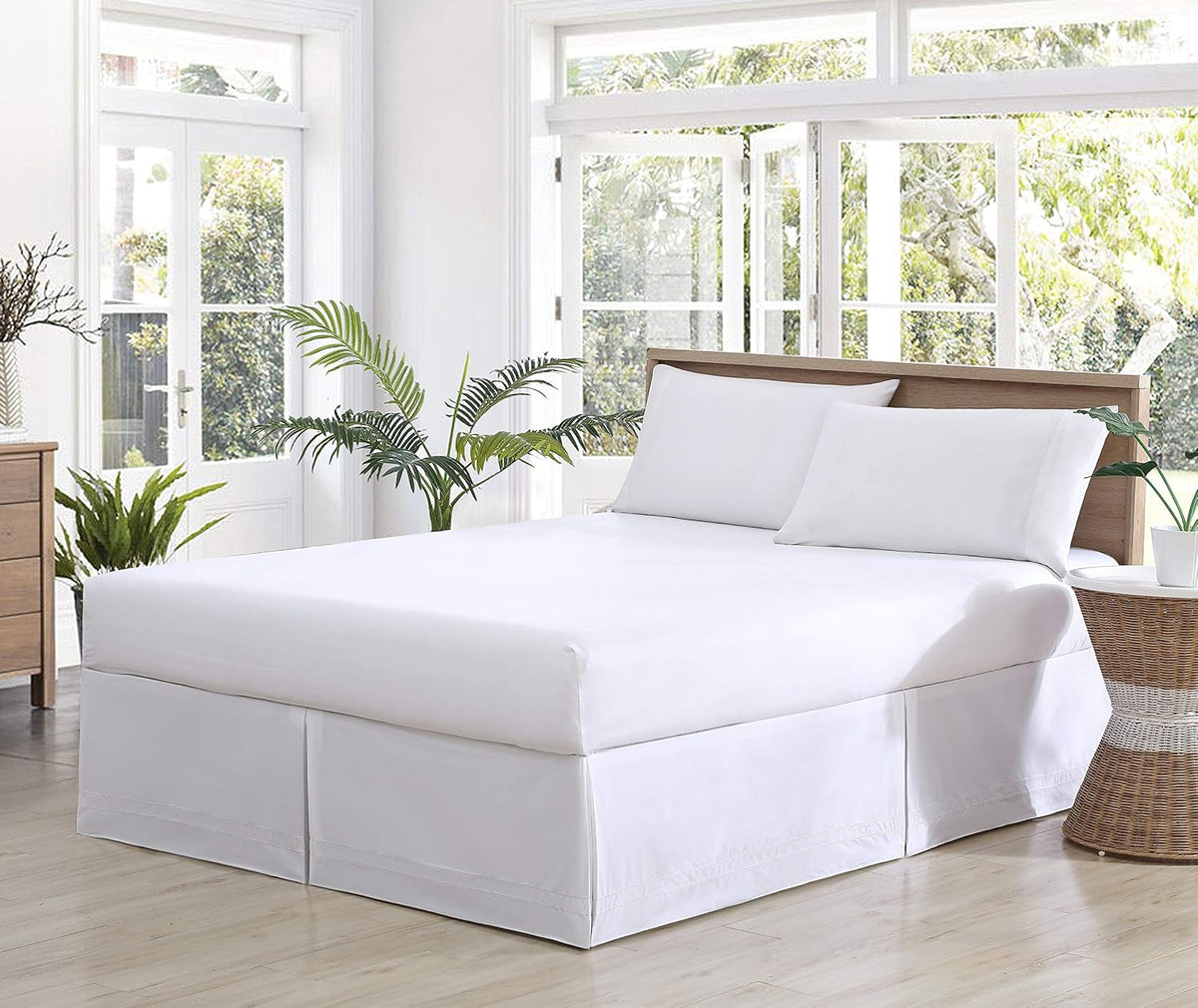 Tommy Bahama - Faldón de cama tamaño king, ropa de cama de algodón suave, artículos esenciales para la habitación inspirados en la costa (blanco liso plisado, tamaño king)