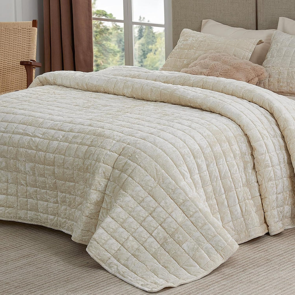 BEDELITE Velvet Quilt Set Queen Size - Luxury Velvet Comforter Bedding Set 3 Pieces, Soft Cozy Cream White Oversized Bedspread Coverlet for All Seasons with 2 Pillow Shams