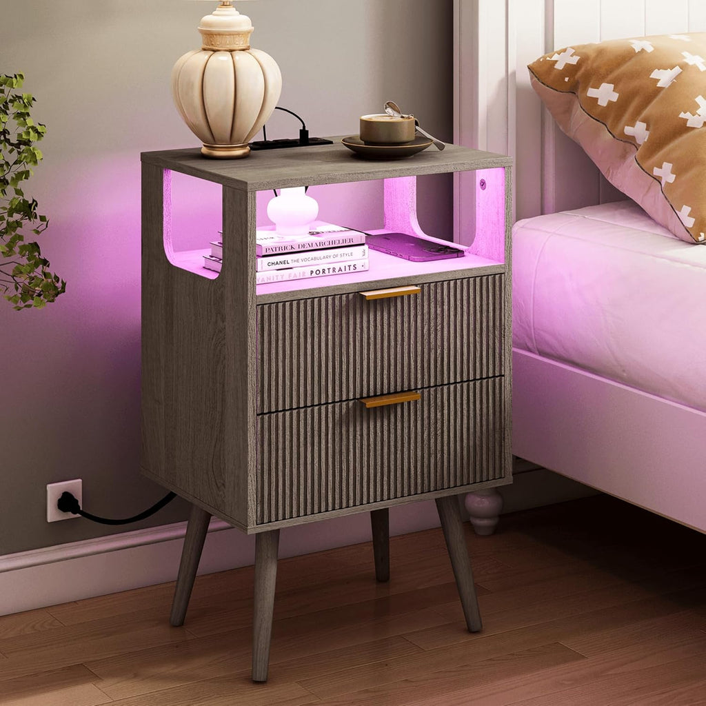 Mesita de noche JOONEE con estación de carga y luces LED, mesita de noche moderna con 2 cajones de almacenamiento y estante abierto de madera, para dormitorio y espacios pequeños, mesita de noche con patas de madera maciza, color gris roble.