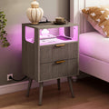 Mesita de noche JOONEE con estación de carga y luces LED, mesita de noche moderna con 2 cajones de almacenamiento y estante abierto de madera, para dormitorio y espacios pequeños, mesita de noche con patas de madera maciza, color gris roble.