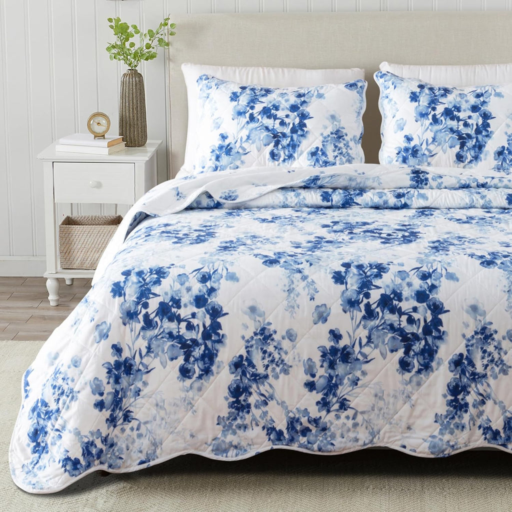 Great Bay Home Edredón Floral King con Fundas de Almohada – Reversible, Ligero, Todas las Estaciones (Jacqueline, Azul)