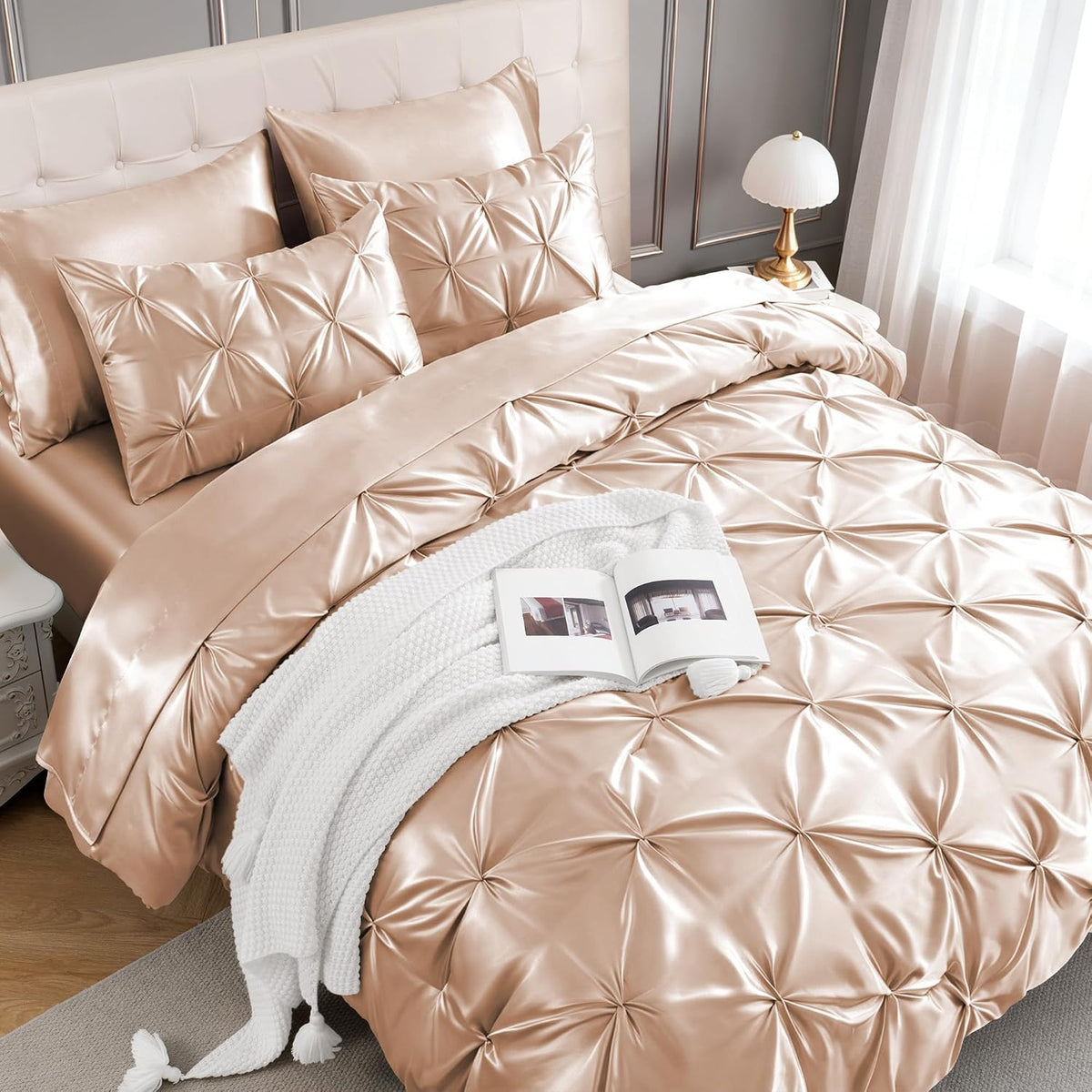 NOTA UNA SOLA (1 ) PIEZAEdredón de satén MR&HM California King de color champán - Lujoso juego de ropa de cama con pliegues pellizcados que incluye edredón, sábana encimera, sábana bajera, fundas de almohada y fundas decorativas