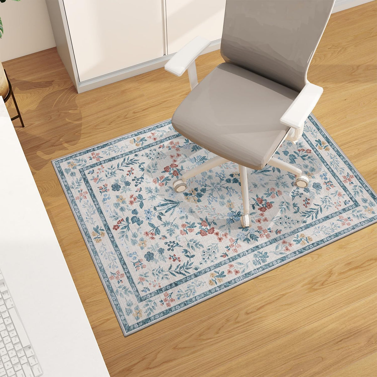 Alfombrilla para silla de oficina Chakme para suelos de madera, 122 x 91 cm, fácil de deslizar, protectora para escritorio, para silla con ruedas, base antideslizante, lavable a máquina (estampado floral).