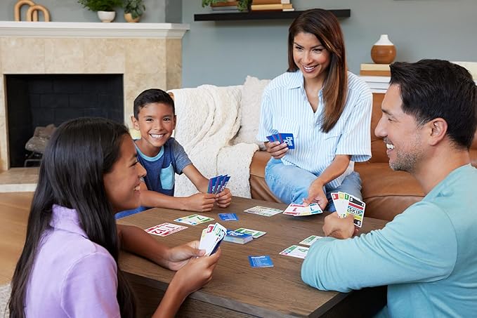 Mattel Games Juego de cartas Phase 10 con baraja accesible para daltónicos en lata de almacenamiento y viaje para niños, adultos y familias (exclusivo de Amazon)