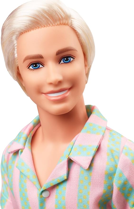 Muñeca Ken de la película Barbie, colección con traje de playa a rayas en colores rosa pálido y verde con tabla de surf y zapatillas blancas