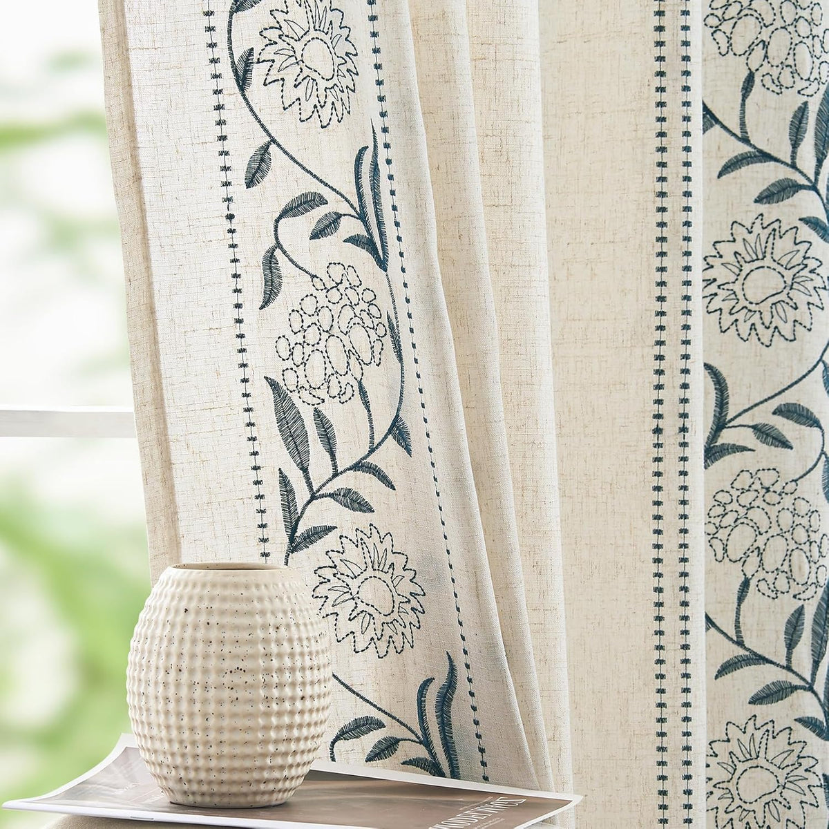 Cortinas de lino Jinchan Winslow para dormitorio, 63 pulgadas de largo, cortinas florales bordadas con borde para sala de estar, decoración estilo granja, tratamientos de ventanas que filtran la luz, cortinas azules sobre beige, 2 paneles.