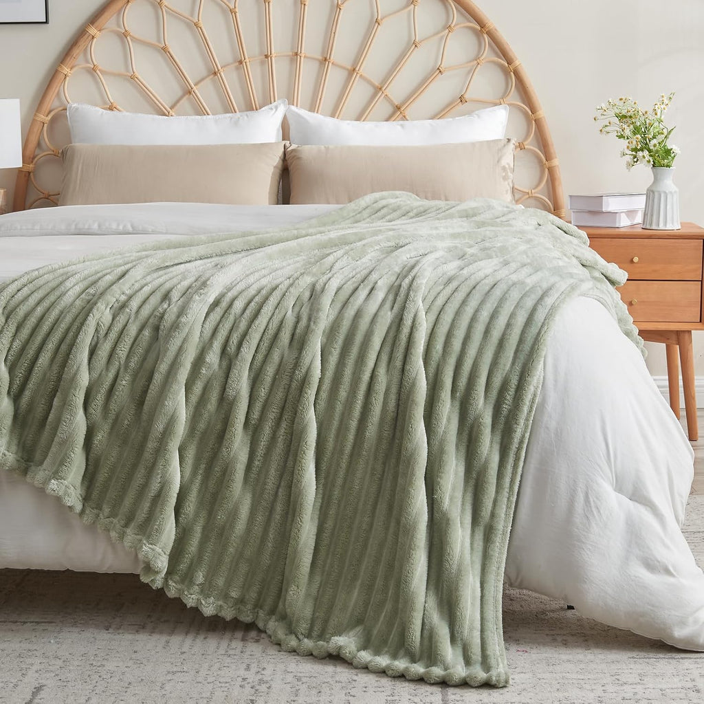 NEWCOSPLAY Manta King súper suave color verde salvia, franela sedosa premium, jacquard acanalado 3D, manta ligera para cama, apta para todas las estaciones (verde salvia acanalado, tamaño King (90"x110"))