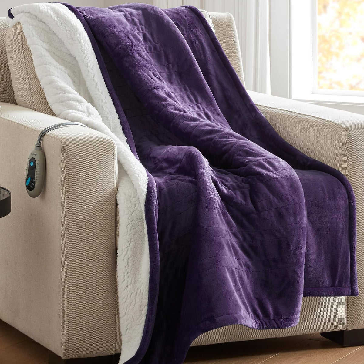 Manta eléctrica Beautyrest, manta decorativa, suave, cálida, reversible, de felpa tipo sherpa, ideal para la oficina o el sofá. Cuenta con 3 niveles de calor, apagado automático después de 2 horas y es lavable a máquina. Medidas: 50 x 60 cm (morado).