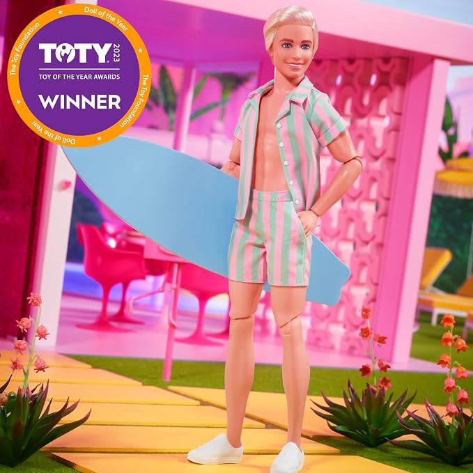 Muñeca Ken de la película Barbie, colección con traje de playa a rayas en colores rosa pálido y verde con tabla de surf y zapatillas blancas