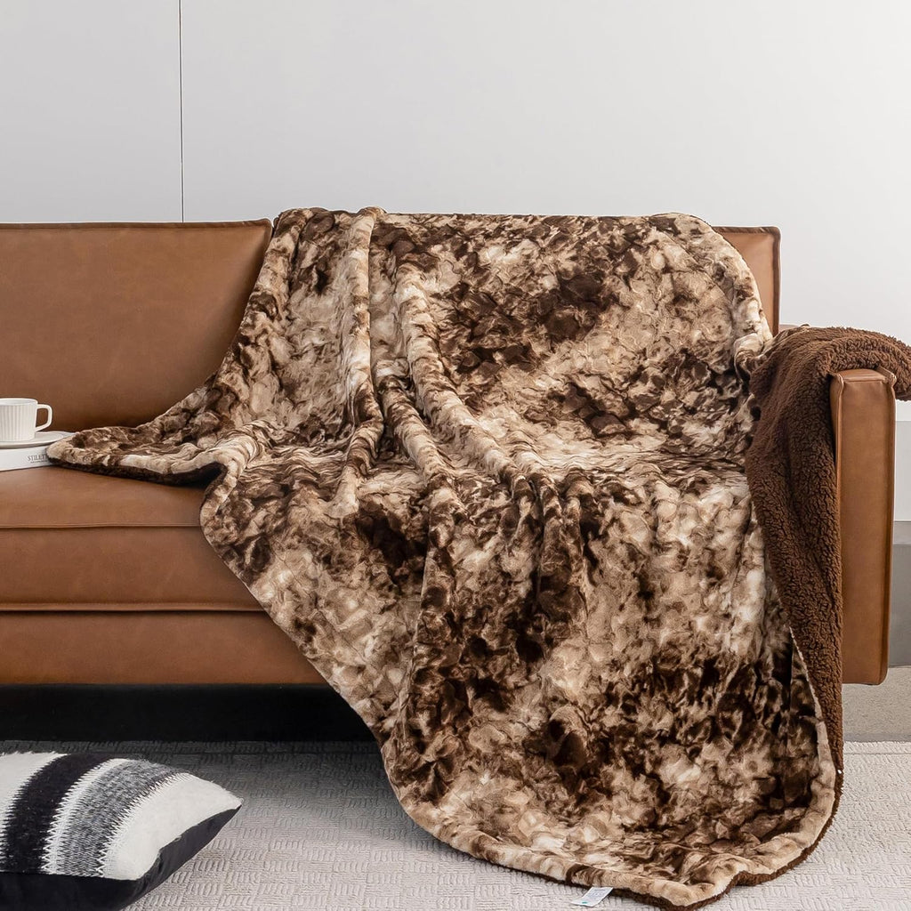 Manta Sherpa Reversible Piel de Conejo Sintética KORBLISS — Tie-Dye Blanco/Taupe 50x60"