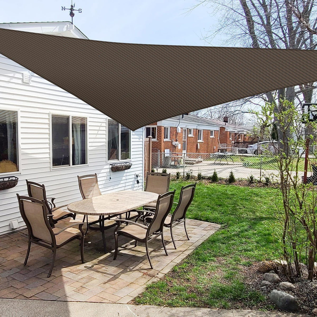 Toldo triangular parasol Windscreen4less de 1,8 m x 1,8 m x 1,8 m, con protección UV para patio trasero, porche, pérgola, terraza, jardín o patio (marrón).