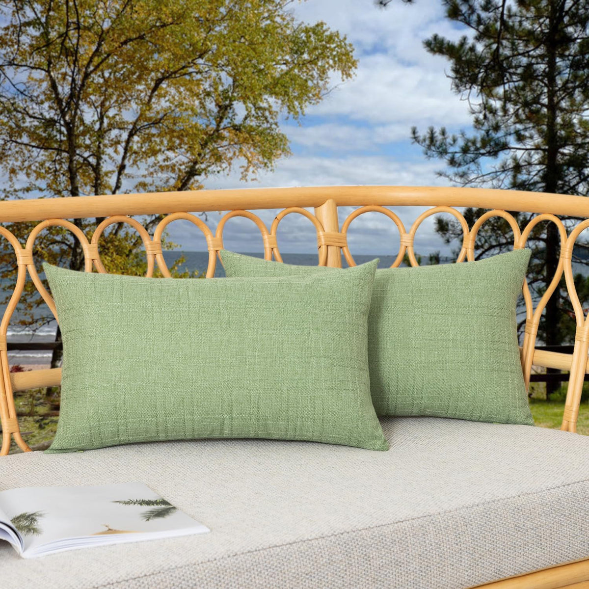 Fundas de Almohada Impermeables Kevin Textile | 14"x24" Pack de 2 | Verde Salvia | Lino Sintético Suave | Para Patio, Jardín, Sofá y Carpa