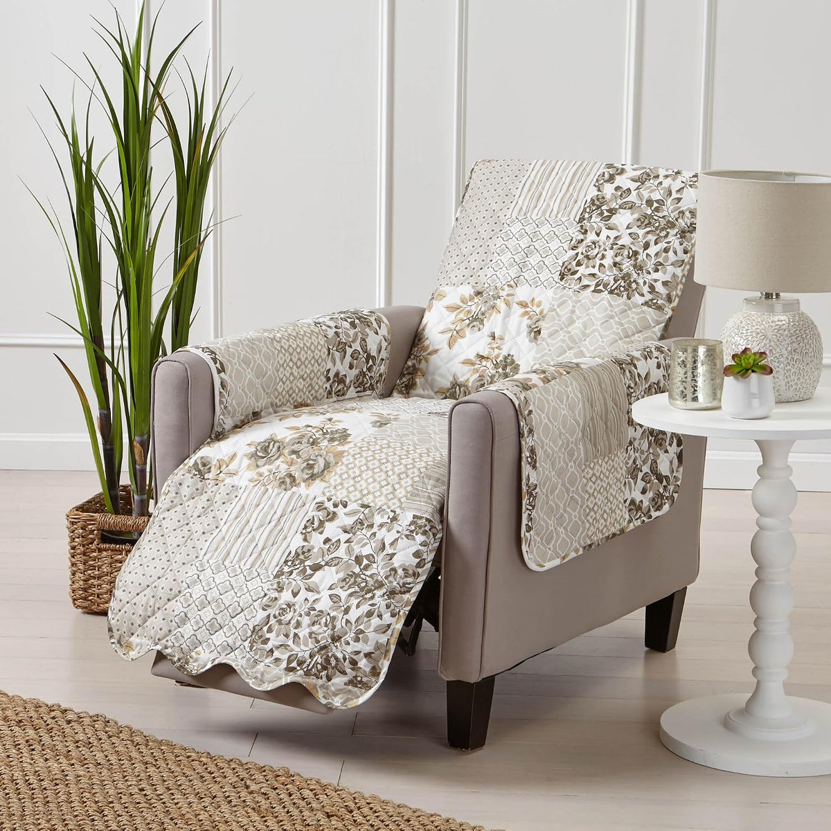 Funda reversible para sillón reclinable Great Bay Home con diseño de patchwork - Protector de muebles lavable con correas elásticas - Ideal para niños y mascotas - Detalle de costura en caja (color topo)