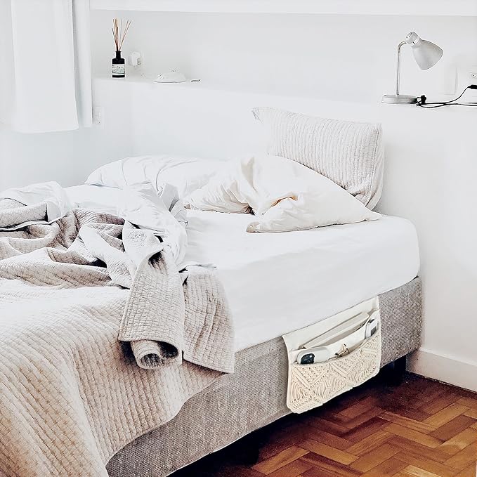Mkono Organizador de almacenamiento de macramé, organizador de almacenamiento bohemio con control remoto para tableta, soporte para revistas para el hogar, dormitorio, sala de estar