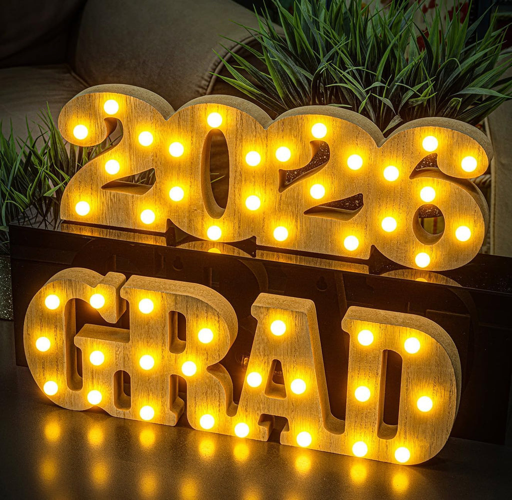 Decoraciones de graduación 2026-2 Letras LED largas iluminadas 'Grad 2026' - Letrero para fiestas de graduación de la Clase de 2026 para jardín de infantes, escuela secundaria y universidad. Adornos para centros de mesa.