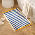 Alfombra de baño GIB de 81 x 51 cm, extra suave, absorbente y mullida, antideslizante y lavable, ideal para el suelo del baño o la ducha. Accesorios de decoración para el hogar. Rayas azules y blancas con detalles amarillos.