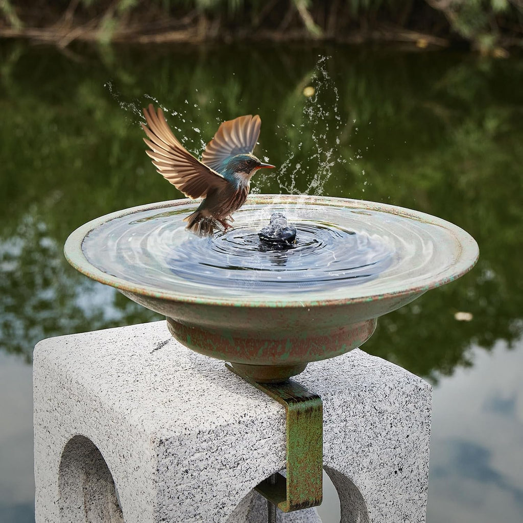 Baño solar para pájaros, Baño para pájaros de terraza con fuente solar, Baño de metal para pájaros con burbujeador, Baño para pájaros montado en la terraza, Baño para pájaros de balcón, Decoración para patio y jardín
