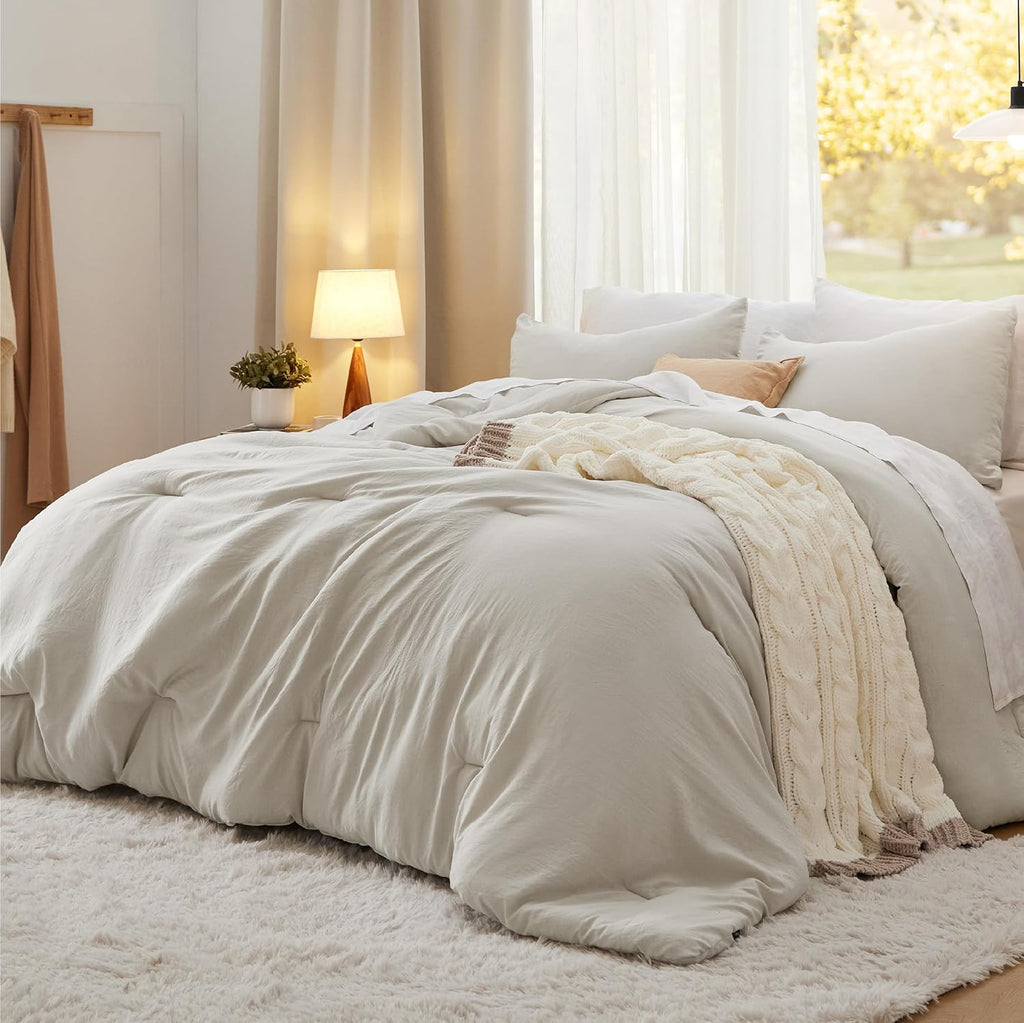 Juego de edredón Bedsure King, color beige, suave, prelavado, para todas las estaciones, juego de cama GentleSoft® de 3 piezas, 1 edredón ligero (104"x90") y 2 fundas de almohada (20"x36").
