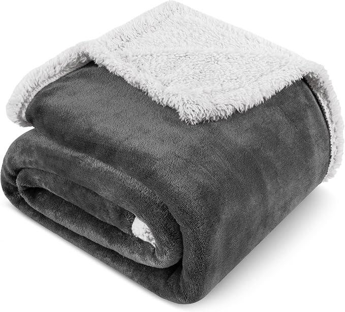 PAVILIA Manta de forro polar Sherpa para sofá, gris oscuro, manta de felpa suave y mullida, acogedora manta de invierno reversible para mujeres y hombres, 50 x 60 pulgadas