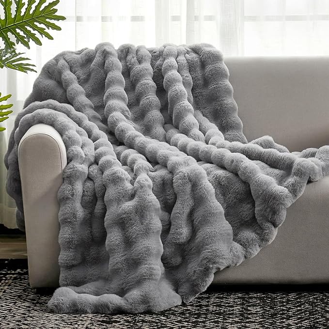 Manta de Piel Sintética Cozy Bliss 50"x60" — Suave, Esponjosa y Gruesa para Sofá, Dormitorio y Sala, Gris Claro