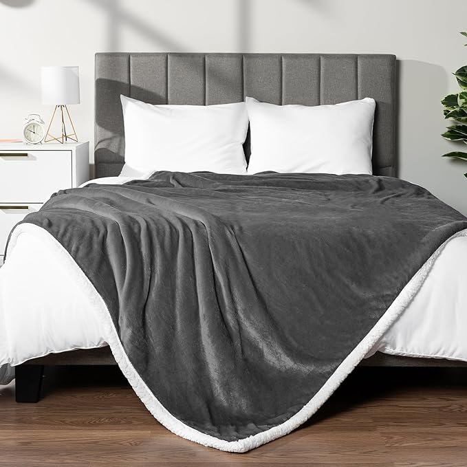 PAVILIA Manta de forro polar Sherpa para sofá, gris oscuro, manta de felpa suave y mullida, acogedora manta de invierno reversible para mujeres y hombres, 50 x 60 pulgadas