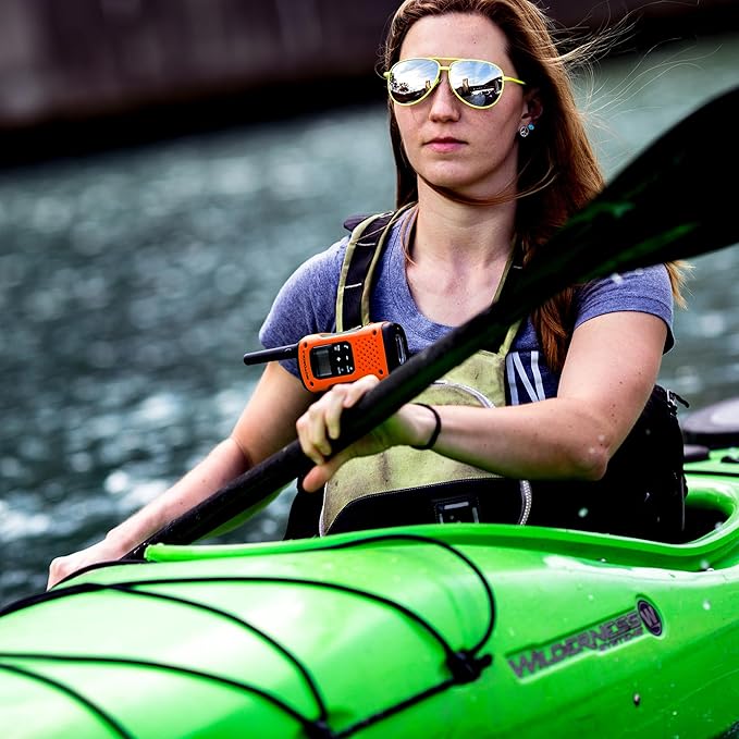 Motorola Talkabout T605 H2O Walkie Talkie Resistente al Agua – 22 Canales, 35 Millas, Recargable, 2 Pack Naranja/Negro