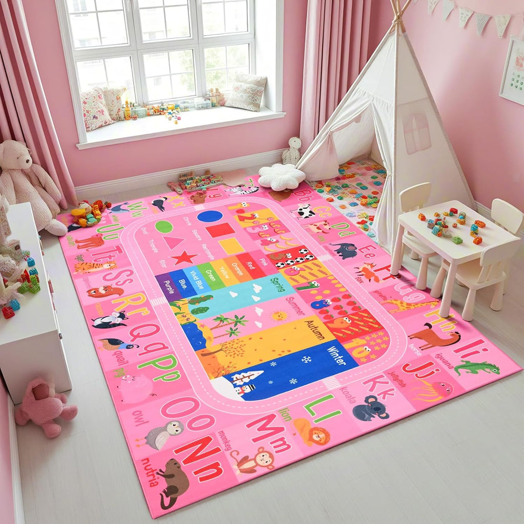 Alfombra infantil rosa de 4x6 con el abecedario para sala de juegos, aula o dormitorio de niñas.