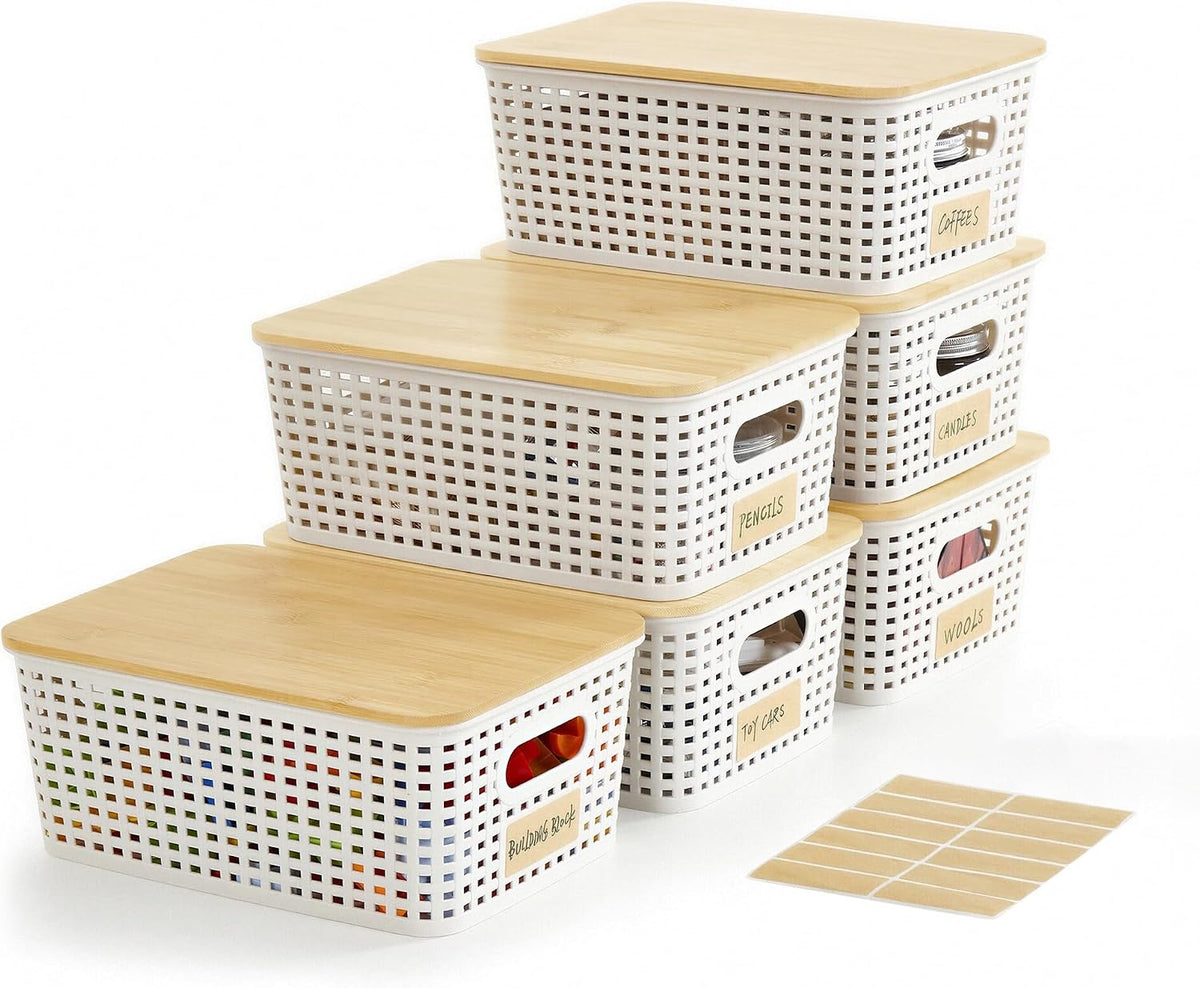 Bagnizer Pequeños contenedores de almacenamiento de plástico con tapas de bambú, 5.2 cuartos de galón, apilables, cestas, contenedores decorativos para despensa, bonitos, con etiquetas para organizar escritorio, armario, oficina, color blanco crema