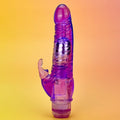 Te presentamos Crystal Rabbit: un vibrador con forma de conejo de doble estimulación, con dos potentes motores en su eje venoso que estimula el punto G y un adorable y clásico estimulador de clítoris con forma de conejito