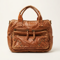 Bolso café con desgaste visible, doble asa y bolsillos con cremallera
