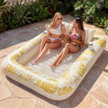 Flotador Inflable SLOOSH para Bronceado 85x57 Pulgadas | Extra Grande con Almohada | Balsa 4 en 1 para Tomar Sol en Piscina | XL Dorado Blanco
