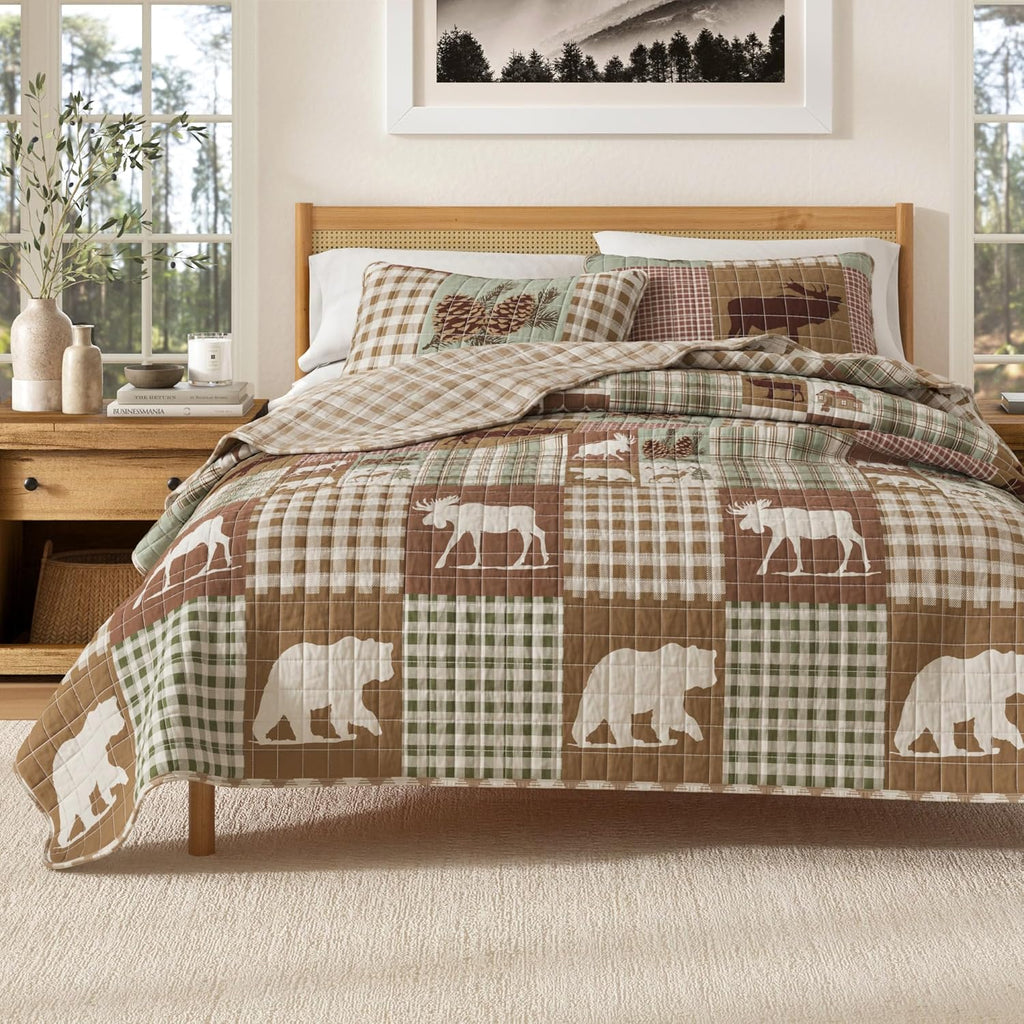 Great Bay Home Rustic Cabin King Size Quilt Set with Shams - All-Season, Lightweight, Reversible Bedspread - Lodge-Themed Summer Bedding Sets (King/California King, Hemlock Green/Brown)