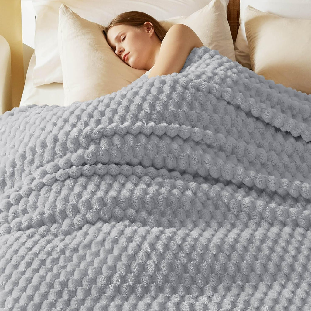 Manta Bedsure tamaño king para cama - Manta de felpa esponjosa de 350 g/m² para decoración del hogar, suave y acogedora, ideal como regalo para mujeres y niñas, gris claro, 274 x 228 cm 