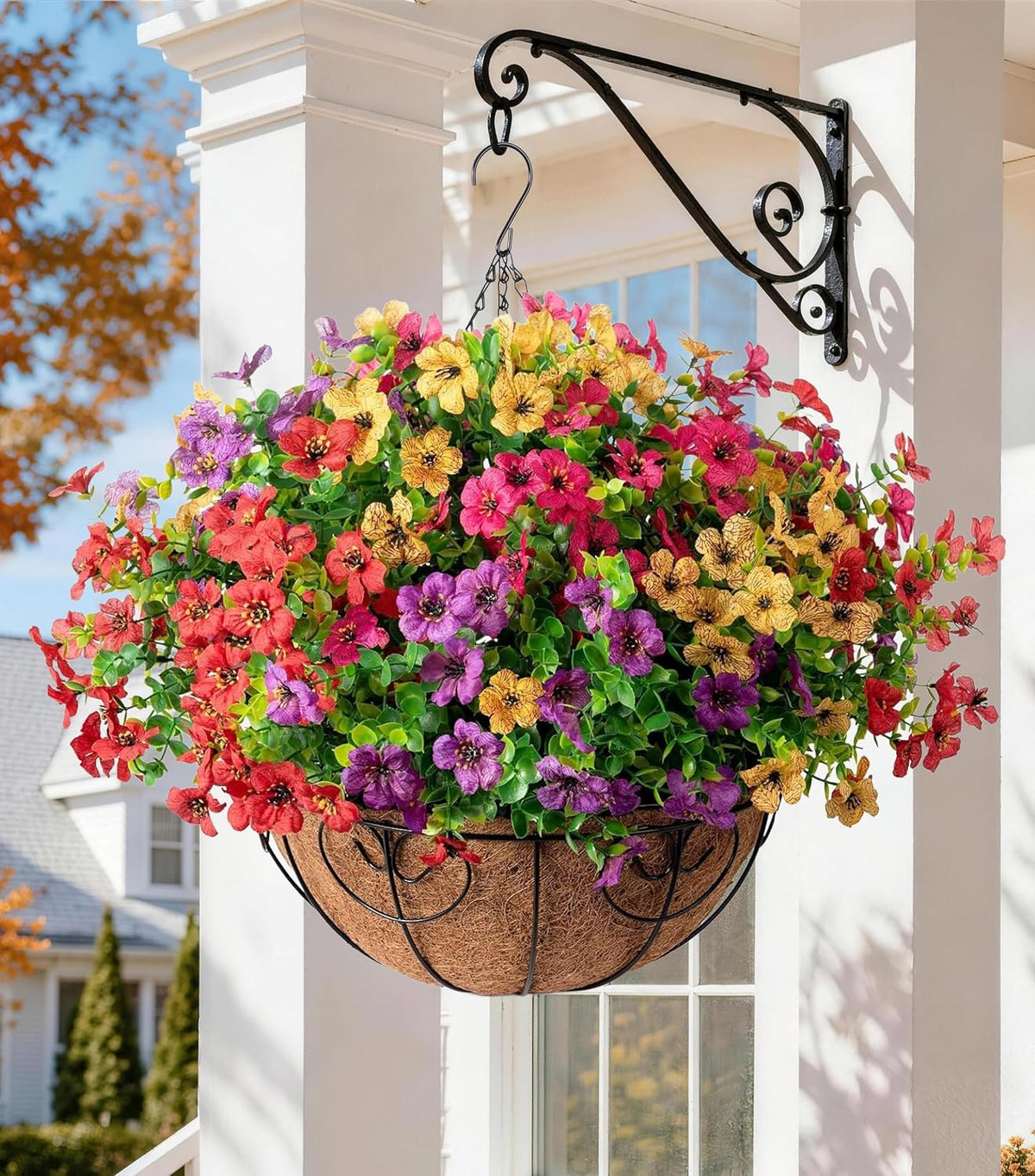 Cesta colgante de flores artificiales HyeFlora para decoración exterior de verano, imitación de seda resistente a los rayos UV con aspecto de margaritas y eucalipto reales y coloridos para porche, patio, balcón o jardín.