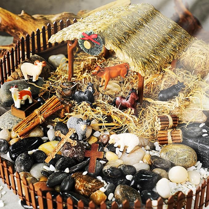 Thyle Juego de 20 piezas de cobertizo de pesebre navideño, establo en miniatura para decoración de mesa de Navidad incluyendo techo de paja, valla, animales de granja, balas de heno y herramientas, pila de leña y vaca