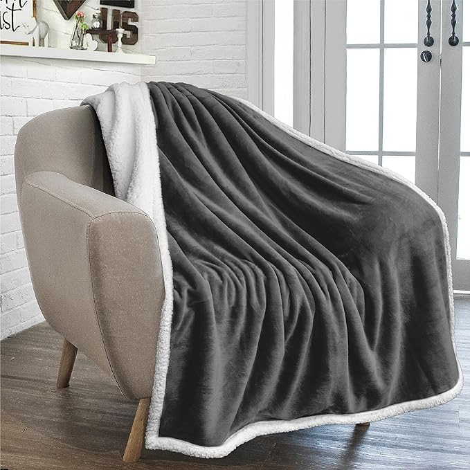 PAVILIA Manta de forro polar Sherpa para sofá, gris oscuro, manta de felpa suave y mullida, acogedora manta de invierno reversible para mujeres y hombres, 50 x 60 pulgadas