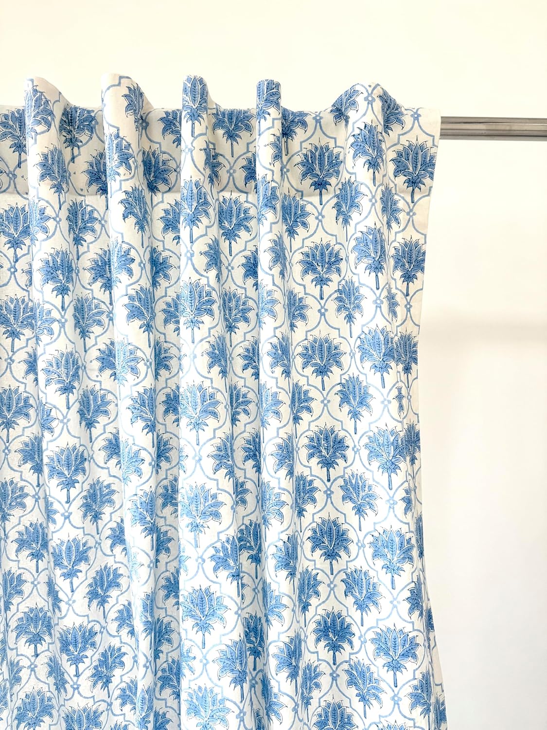 Cortina ATOSII 100 % algodón con estampado de bloques, fácil de colgar, con bolsillo para varilla y presilla, estilo bohemio que filtra la luz en sala, comedor y dormitorio, juego de 1, 152 cm de ancho x 244 cm de largo, color azul Padma 