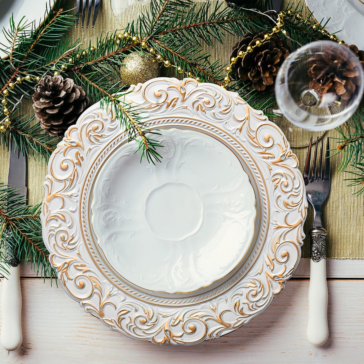 Platos Base Blanco Antiguo 13 Pulgadas, Set de 8 | Chargers de Plastico Vintage con Relieve, Borde Dorado | para Boda, Navidad y Accion de Gracias