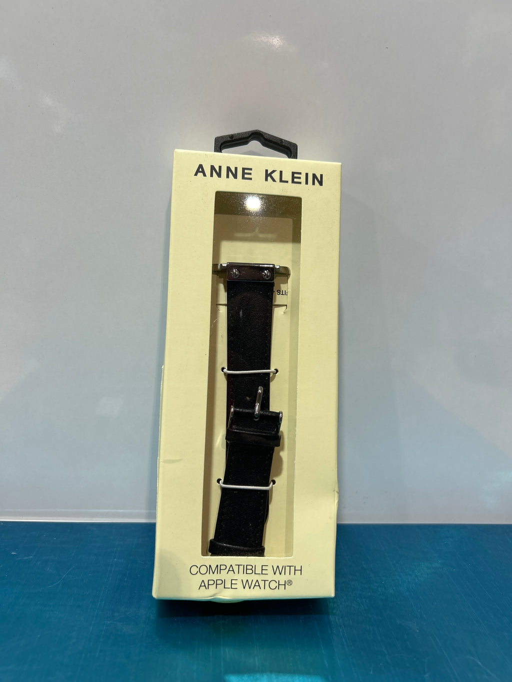 Correa de cuero Anne Klein para Apple Watch, segura, ajustable, de repuesto, se adapta a la mayoría de las muñecas. 