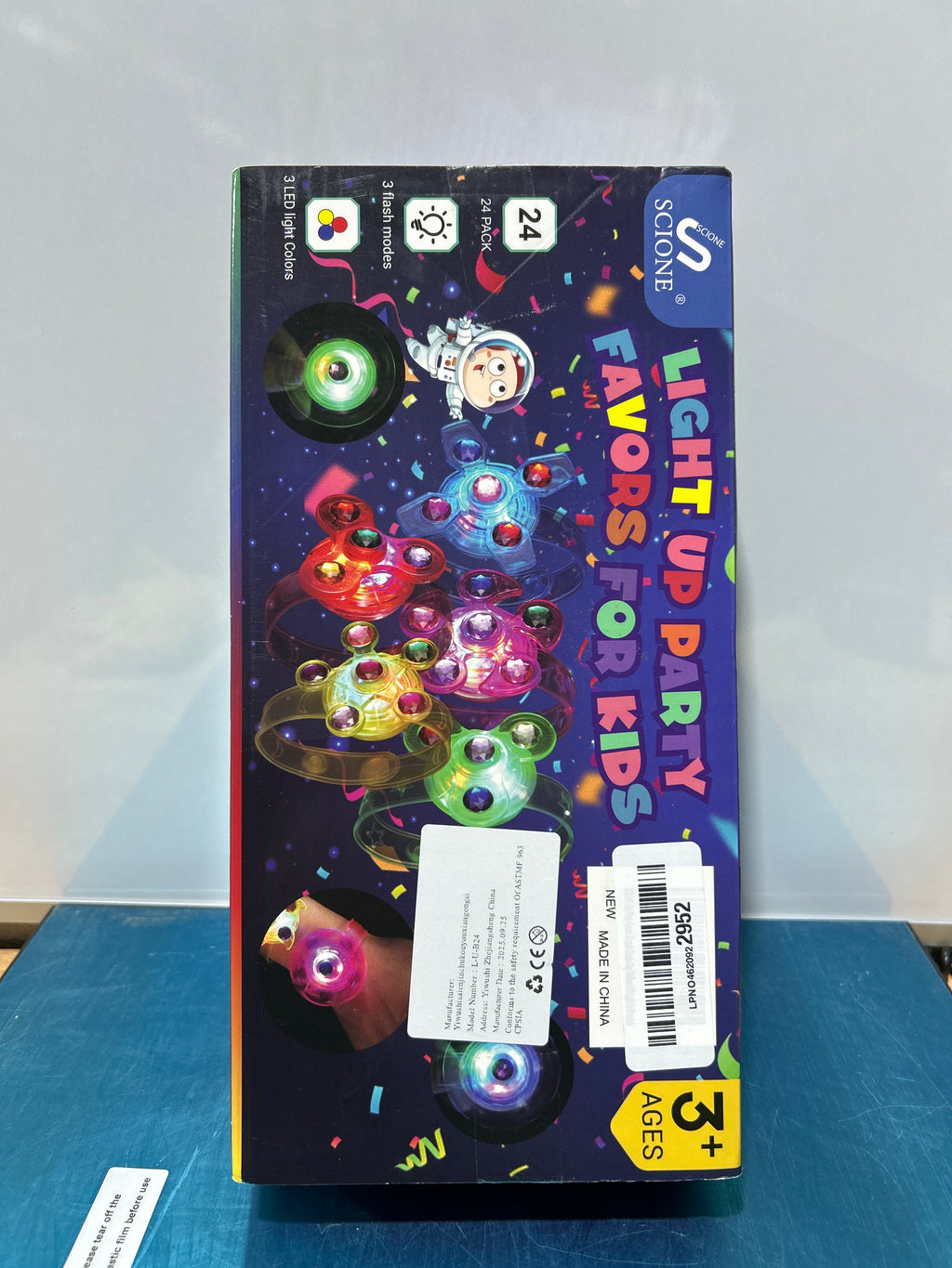 SCIONE - Paquete de 24 pulseras LED Fidget Spinner con luz, regalos de fiesta que brillan en la oscuridad para niños de 4 a 8 años y de 8 a 12 años, juguetes para cofres de tesoros, regalos de cumpleaños, premios de carnaval y bolsas de regalo de Pascua. 